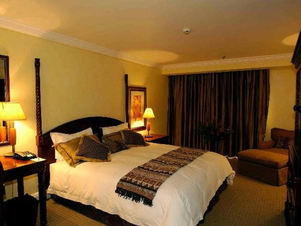 Peermont Metcourt Inn At The Grand Palm, Gaborone Bagian luar foto